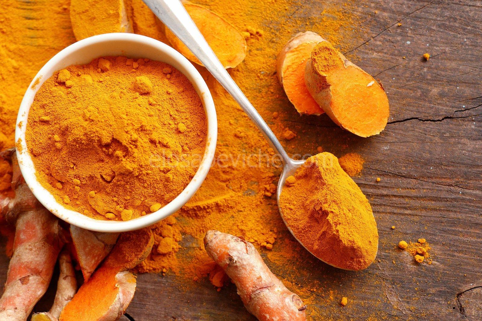 curcuma latte rimedio peli viso